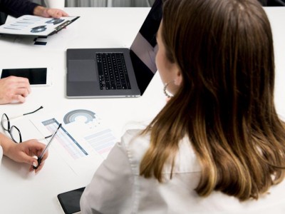 双盈策略 2025年两千元档手机怎么选？这三款性能强、续航久、性价比出众